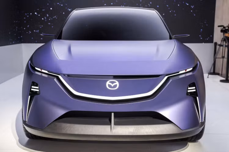 Bên cạnh “ngôi sao chính" là EZ6 – mẫu sedan điện cỡ trung kế nhiệm vị trí của Mazda6, thương hiệu ôtô Nhật Bản này còn trình làng một mẫu concept SUV chạy điện Mazda Arata (tiếng Nhật có nghĩa là “mới”), dự kiến mở bán vào cuối năm nay.