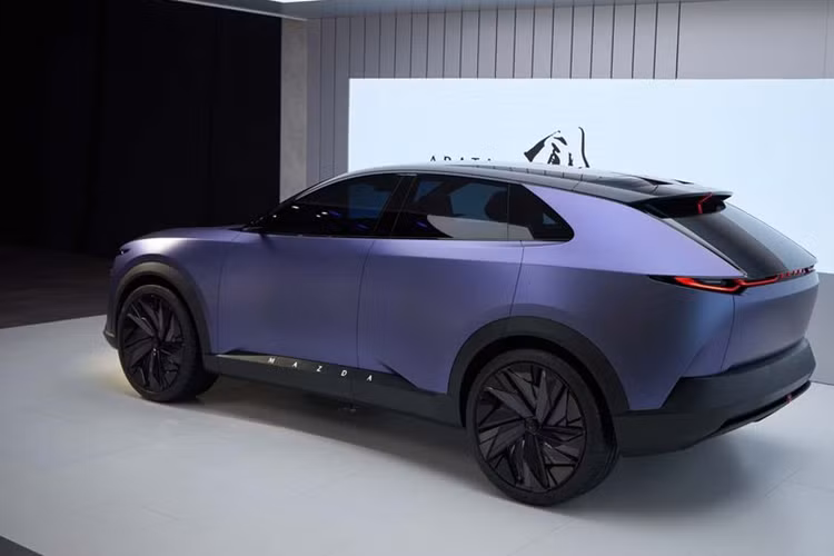 Hãng chưa công bố kế hoạch bán mẫu sedan và SUV điện Mazda này ra ngoài thị trường Trung Quốc. Dù bị coi là thương hiệu khá chậm chân về mảng xe điện, nhưng với những động thái mới nhất, Mazda cho thấy hãng đã hoàn toàn sẵn sàng bước vào cuộc chiến điện hóa cùng những hãng xe hàng đầu khác.