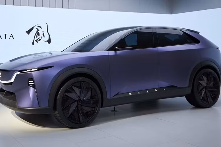Giống như mẫu sedan EZ-6, Arata được phát triển bởi Changan Mazda, một liên doanh 50:50 giữa Changan và Mazda thành lập vào cuối năm 2012. Có khả năng hãng sẽ áp dụng một tên gọi khác cho phiên bản sản xuất của mẫu concept này, có thể là một cụm ký tự gồm chữ và số tương tự tên gọi của các sản phẩm hiện tại.