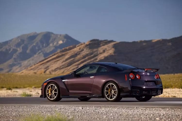 Khi xuất hiện vào năm 2007, GT-R đã gây chấn động thế giới khi sở hữu hiệu suất vượt xa trọng lượng. Mẫu xe được mệnh danh "quái vật Godzilla" này từng trở thành niềm tự hào của nền công nghiệp ô tô Nhật Bản và là một trong những mẫu xe biểu tượng của văn hóa JDM ở quốc gia này.