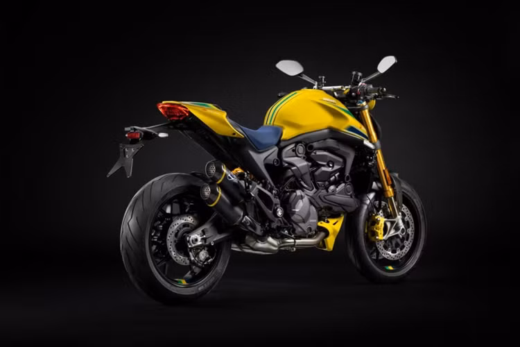 Ayrton cũng là một trong những chủ sở hữu Monster 900 đầu tiên và ông đã sử dụng chiếc Motor này để đến dự buổi dạ tiệc Monaco Grand Prix năm 1993. Ducati và Senna cũng đã từng hợp tác để sản xuất chiếc xe đặc biệt Ducati 916 Senna.