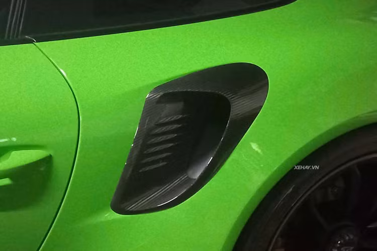Gói độ TechArt cho Porsche 911 GT3 RS bao gồm nhiều bộ phận làm từ sợi carbon như nắp ca-pô, viền hốc gió trước, ốp sườn, viền hốc hút gió bên hông, cánh gió sau và nắp động cơ.