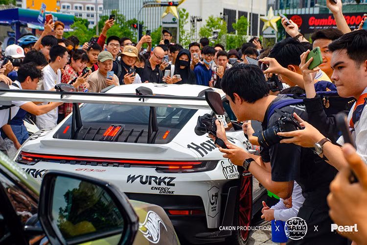 Đầu tiên, Koenigsegg Regera của Dan_am_i là màu sơn của xe, nó không phải là carbon trần như 1 số siêu xe Koenigsegg khác sở hữu mà còn có lớp bụi kim cương được tán nhuyễn, sẽ rất lấp lánh khi có ánh nắng chiều vào.