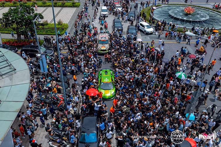Giới mê xe Việt hiện đang chờ Pagani Huayra BC Roadster cũng như Porsche Carrera GT xuất hiện cùng hàng chục siêu xe khác, riêng Bugatti Chiron và Bugatti Chiron Super Sport sẽ được các đại gia ở Campuchia lái vào Việt Nam từ chiều nay.