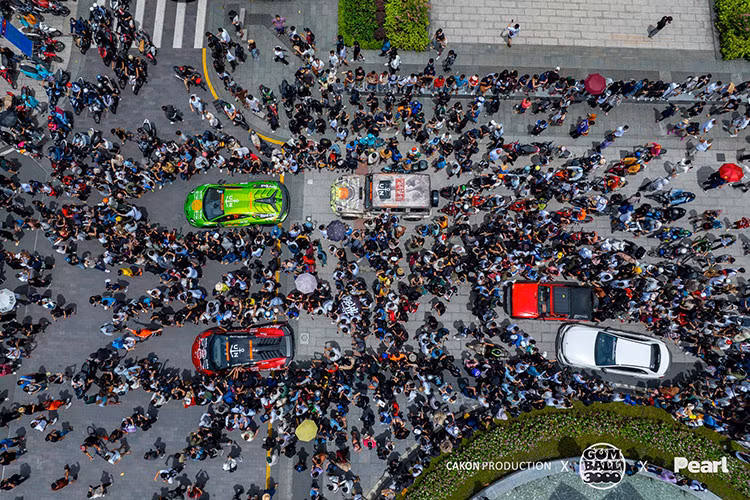 Các siêu xe nổi bật khác tham dự Gumball 3000 2024 có thể kể đến như; Pagani Huayra BC Roadster, Porsche Carrera GT, Bugatti Chiron và hàng loạt siêu xe Lamborghini... Ông Đặng Lê Nguyên Vũ sẽ cho trưng bày 15 chiếc siêu xe Ferrari cùng bộ 3 khủng là Bugatti Veyron, Ford GT và Ford GT '67 Heritage Edition.