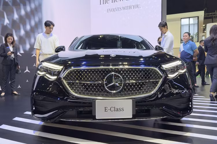 Theo đó, ở xứ sở chùa Vàng mức giá xe Mercedes-Benz E-Class 2024 được phân phối với 2 phiên bản là E 220d AMG và E 350e AMG bán ra lần lượt là 3,99 triệu baht (khoảng 2,79 tỷ đồng) và 4,25 triệu baht (khoảng 2,97 tỷ đồng). Chiếc xe trong bài thuộc bản cao cấp.