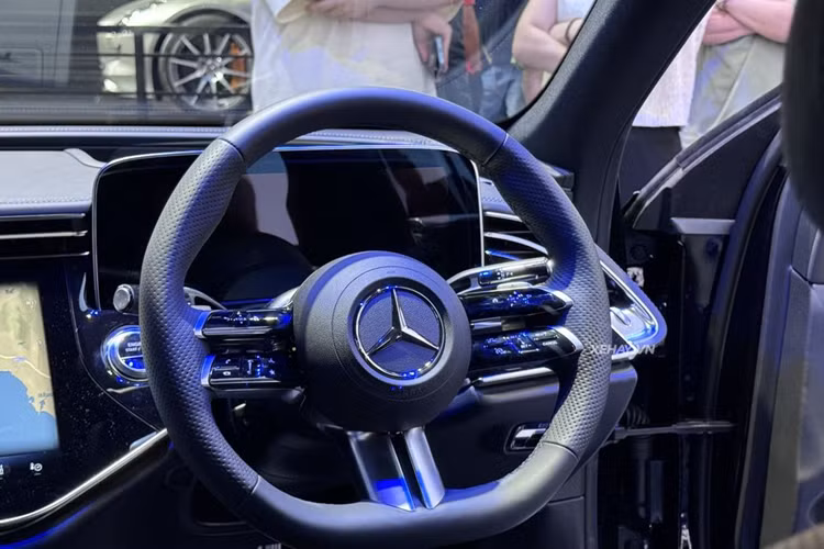 Ở thế hệ thứ 6, Mercedes-Benz E-Class được tập trung nâng cấp về phần mềm bằng việc tích hợp sẵn vào hệ thống thông tin giải trí trên xe nhiều nền tảng mạng xã hội và các tựa game hot như ứng dụng hội họp Webex hoặc Zoom, trình duyệt Vivaldi và TikTok.