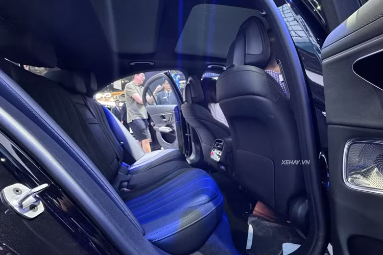 Mercedes-Benz E-Class 2024 được trang bị gói AMG Line nên vô lăng xe cũng được mang thiết kế thể thao, dày dặn giống những mẫu AMG thực thụ. Một số trang bị tiện ích nổi bật khác có thể kể đến trên chiếc sedan đang được trưng bày tại BIMS 2024 gồm: 21 loa Burmester 4D, hệ thống điều hòa 4 vùng độc lập, rèm che nắng cho hàng sau, cửa sổ trời toàn cảnh, HUD...