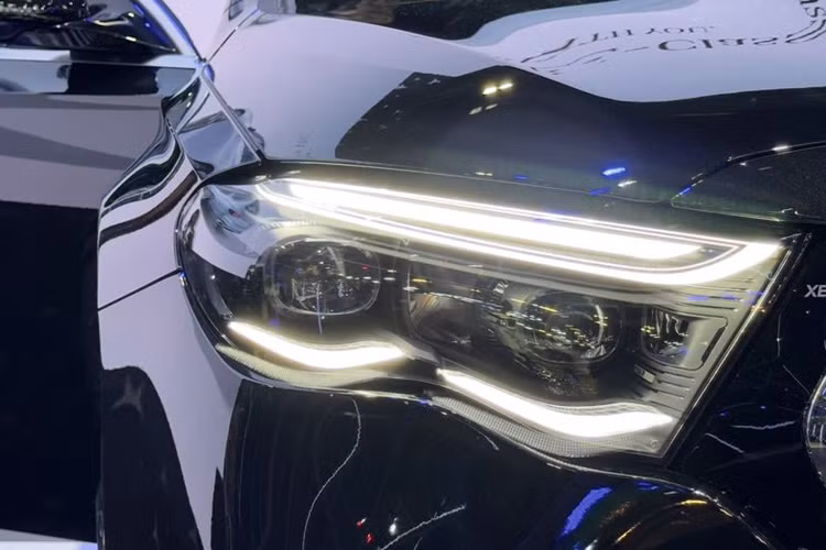 Ở khu vực đầu xe, Mercedes-Benz E-Class 2024 nổi bật với bộ lưới tản nhiệt "sao rơi" đặc trưng, kết hợp dải đèn LED bao quanh viền có thể phát sáng vào ban đêm. Xe được trang bị hệ thống đèn chiếu sáng Digital Light trên bản E 350e. Trong khi bản thấp hơn chỉ sử dụng đèn High Performance LED.