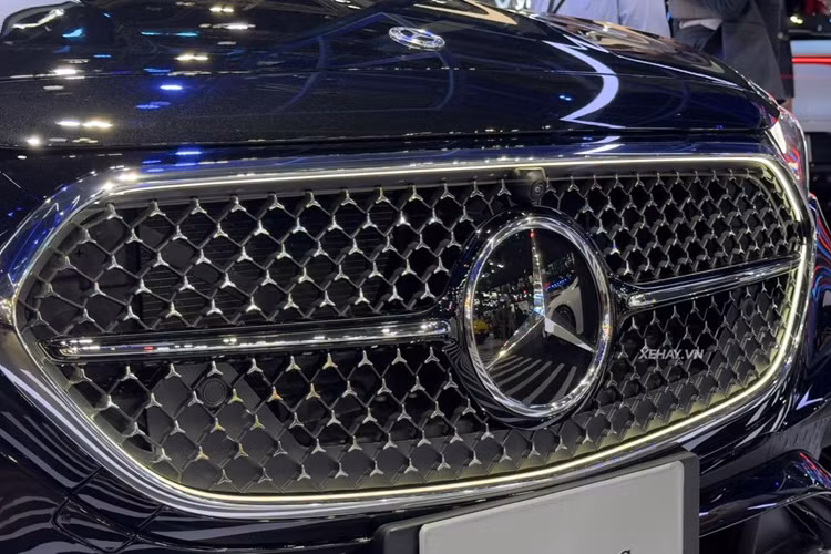 Mercedes-Benz E-Class 2024 được trang bị bộ mâm đa chấu 20 inch 2 tông màu đối với phiên bản E 350e. Phiên bản còn lại dùng bộ vàng 19 inch. Ở phía sau, E-Class 2024 gây ấn tượng với cụm đèn hậu mang thiết kế lấy cảm hứng từ logo ngôi sao ba cánh.