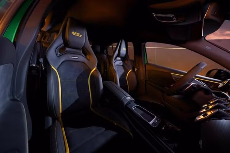 Bên trong, chiếc xe thể thao Mercedes-Benz AMG A45 S đặc biệt này còn được trang bị ghế đua với dòng chữ 45S được thêu màu vàng trên tựa đầu. Không chỉ vậy, các điểm nhấn màu vàng còn xuất hiện tại nhiều vị trí khác, như tappi cửa, mặt taplo hay thảm sàn.