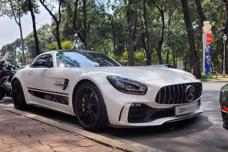 Chiếc Mercedes-AMG GT R đời 2022 trong bài là xe đầu tiên ra biển Hà Nội và cũng là chiếc duy nhất sở hữu màu sơn ngoại thất trắng. Vào giữa năm ngoái, siêu phẩm này đã được chuyển vào Sài Gòn và bất ngờ được rao bán trên thị trường xe cũ.