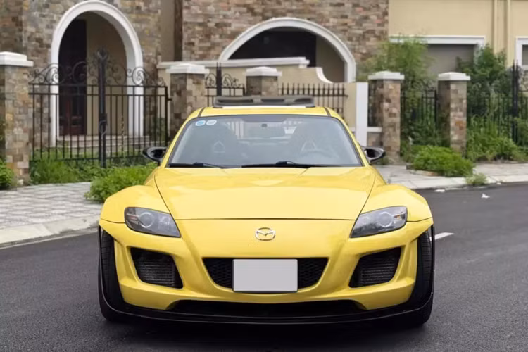 Còn nhớ vào tháng 7/2024, trên các trang mua bán xe đã qua sử dụng có thông tin về 1 chiếc Mazda RX-8 đời 2015 được người bán giới thiệu xe duy nhất, đặc biệt được trang bị hộp số sàn tại Việt Nam, như vậy, các xe Mazda RX-8 còn lại đều sử dụng số tự động.