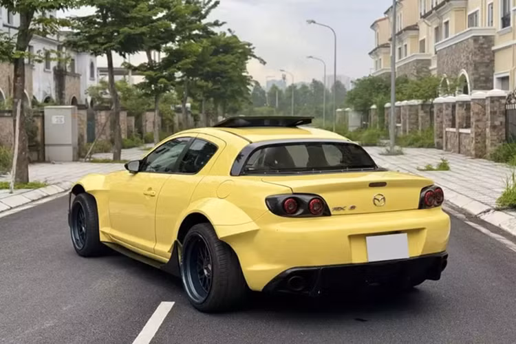 Mazda RX-8 sử dụng động cơ xoay của Renesis, dung tích 1,3 lít, tạo ra công suất khiêm tốn 189 mã lực. Nhưng công suất tăng lên tới 238 mã lực trong các mẫu xe 2008-2012. Động cơ này có lợi thế tài chính đối với người tiêu dùng Nhật Bản khi dung tích động cơ vẫn dưới 1,5 lít, một quyết định quan trọng khi nộp thuế đường bộ hàng năm của Nhật Bản. Xe trong bài sử dụng hộp số sàn 6 cấp.