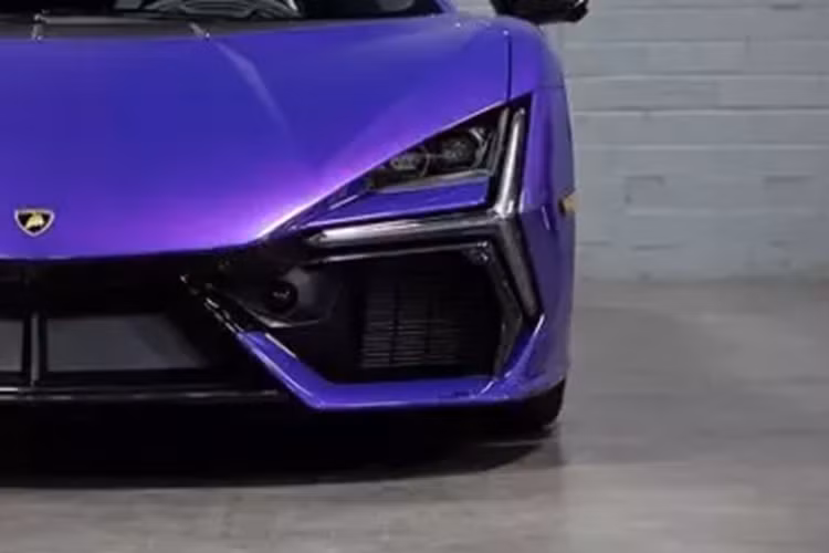 Đây là giải pháp cho ai chê động cơ PHEV trên Lamborghini Revuelto không đủ đã, với bộ tăng áp kép này cùng ống xả tùy chỉnh, siêu bò mới nhất của nhà Lamborghini sẽ có công suất hơn 2.000 mã lực, thật sự quá điên rồ.