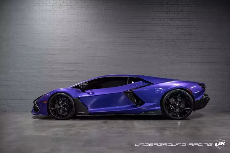 Trong đó Aventador có công suất lên tới 1.600 mã lực khi chạy bằng nhiên liệu đua, tuy nhiên, công suất này sẽ bị phá vỡ bởi 1 chiếc siêu xe mới nhất của Lamborghini, và đó chính là Revuelto.