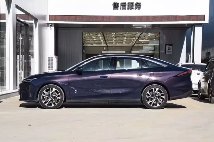 Ngoài màu sơn mới, chiếc xe Geely Galaxy L6 phiên bản năm con rồng không có gì thay đổi so với xe bán ra trước đó.
