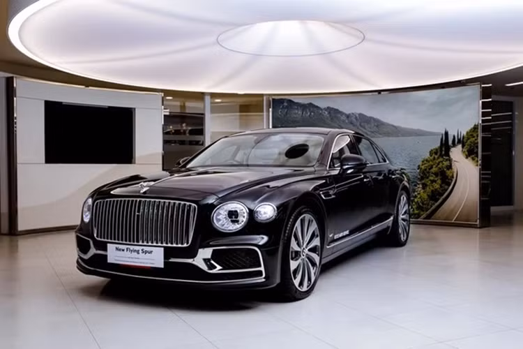 Đi kèm với đó là cụm pin 25,9 kWh cho quãng đường di chuyển thuần điện khoảng 72 km. Mặc dù nặng hơn 192 kg so với thế hệ trước, Continental GT vẫn có khả năng tăng tốc từ 0 lên 100 km/h chỉ trong 3,2 giây, trước khi đạt vận tốc tối đa lên đến 335 km/h.