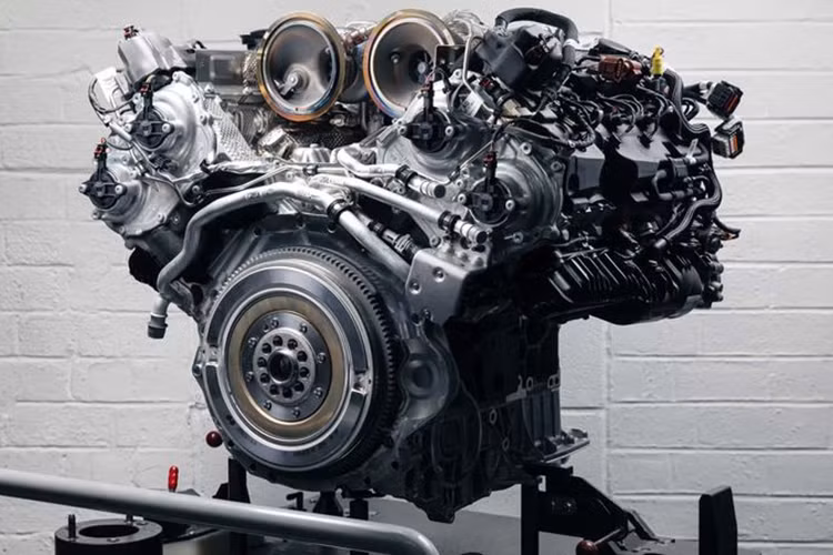 Xét trên toàn bộ dải sản phẩm hiện tại của Bentley, hệ thống hybrid của Flying Spur nhiều khả năng sẽ có cấu hình tương tự Continental GT mới ra mắt gần đây, có công suất 782 mã lực và 1.000 Nm mô-men xoắn.