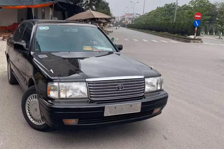 Những chiếc Toyota Crown cũ tại Việt Nam được trang bị động cơ 2JZ-GE dung tích 3.0L, cho mức công suất tối đa 220 mã lực và mô-men xoắn 295 Nm kết hợp với hộp số tự động 4 cấp hoặc số sàn cùng hệ dẫn động 4WD. Theo nhà sản xuất, mức tiêu hao nhiên liệu vào khoảng 10 lít/100 km. Thế hệ mới của Toyota Crown hiện vẫn còn được sản xuất nhưng chỉ có mặt tại thị trường nội địa Nhật Bản.