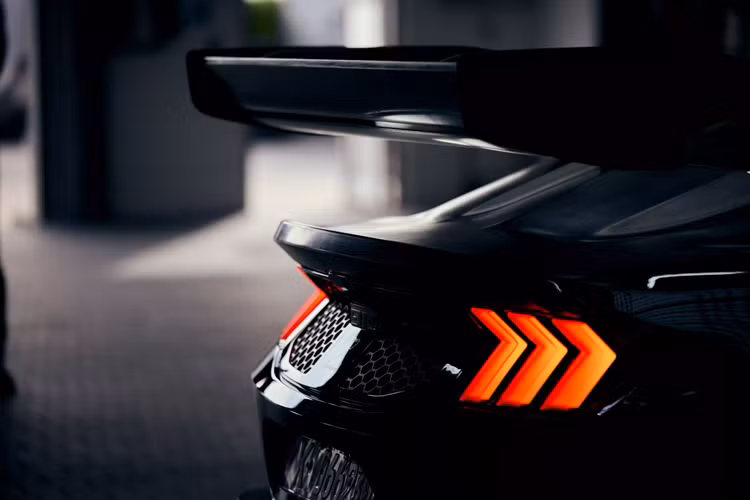 Chiếc GTD hoàn thành vòng đua Nurburgring được Ford mô tả là “nguyên bản”, ngoài các thiết bị an toàn cần thiết như khung chống lật và ghế đua có dây an toàn 5 điểm. Chiếc xe còn được trang bị Gói hiệu suất tùy chọn bao gồm bộ mâm xe magiê 20 inch nhẹ và các nâng cấp tiết kiệm trọng lượng khác, giúp tối ưu hóa hiệu quả khí động học và khả năng xử lý của xe.