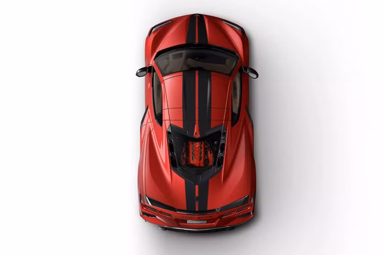 Chevrolet sẽ cung cấp những xe Corvette Red Flame ở cả 2 kiểu thân là Coupe mui cứng và Convertible mui mở, số lượng chia đều cho các dạng thân xe này. Một nửa sẽ được sơn màu Red Mist Metallic Tint Coat với sắc đỏ ánh kim trong khi nửa còn lại sẽ được sơn màu Carbon Flash Metallic có tông xám ánh kim.