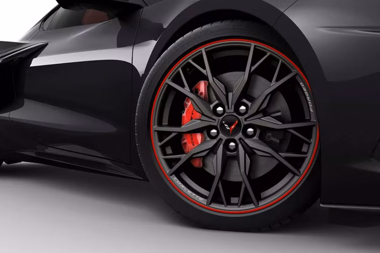 Cấu hình của các mẫu màu Carbon Flash Metallic có một chút khác biệt. Xe đi bộ mâm hợp kim nhôm 20 chấu có sọc đỏ, trong khi cabin được trang trí bằng màu Adrenaline Red Dip với tông đỏ thể thao, tạo nên diện mạo cũng thú vị không kém.