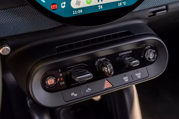 Một số tiện ích nổi bật khác có thể kể trên mẫu CUV này gồm: khay sạc điện thoại thông minh không dây, cửa sổ trời toàn cảnh và đèn nền đa màu.