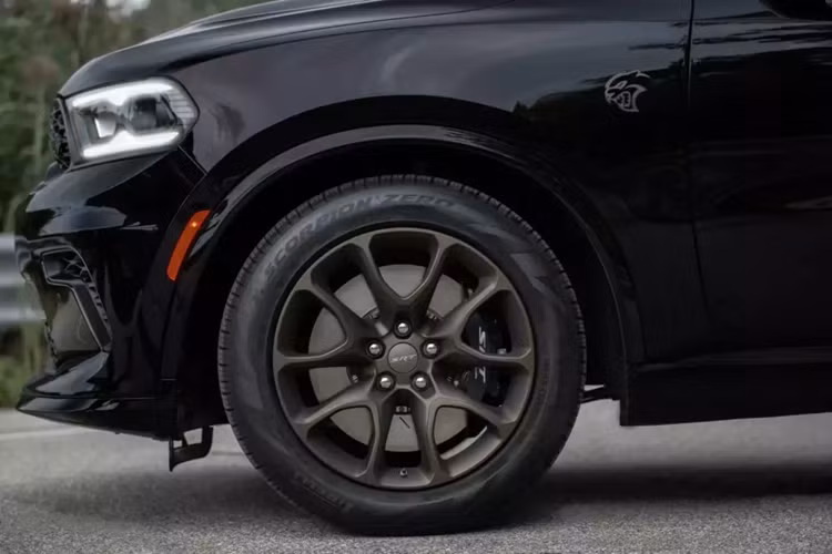 Và hãng xe này tạo ra rất nhiều biến thể cho mẫu xe SUV Dodge Durango SRT Hellcat như Silver Bullet, Hammerhead và Durango R/T 20th Anniversary Edition, nhưng chưa dừng lại, vì họ nghĩ sẽ có khách hàng không thèm muốn, chính điều này đã làm cho Durango SRT Hellcat Brass Monkey xuất hiện.