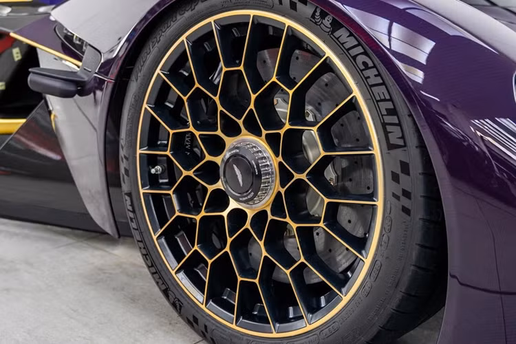 Ngay cả thiết kế mâm đa chấu của mẫu hypercar này được được tô điểm với họa tiết màu vàng, kích thước 20 inch ở cầu trước và 21 inch ở cầu sau.