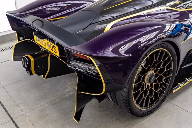 Aston Martin Valkyrie được trang bị động cơ V12 hút khí tự nhiên 6.5L công suất 1.015 mã lực. Kết hợp cùng cơ cấu hybrid, sức mạnh tối đa có thể lên đến 1.156 mã lực và mô-men xoắn cực đại 900 Nm.