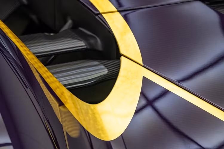 Điểm nổi bật của siêu xe Aston Martin Valkyrie Anemos là thân vỏ sợi carbon màu tím Anemos Purple Tint. Những chi tiết mạ vàng 24 Karat được thực hiện thủ công bởi nghệ sĩ Blaster.
