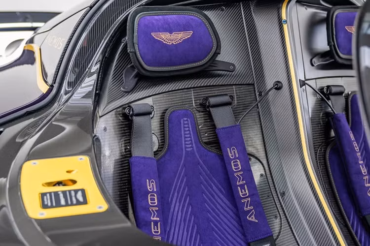 Nhằm tối ưu khối lượng, thiết kế nội thất của Aston Martin Valkyrie được tối giản hết mức. Ghế đua được tích hợp trực tiếp vào khoang lái liền khối bằng sợi carbon.