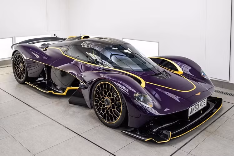 Aston Martin chỉ sản xuất giới hạn 150 chiếc Valkyrie cùng mức giá khởi điểm khoảng 3,3 triệu USD. Với hàng loạt tùy chọn đắt giá, mức giá cuối cùng của chiếc Valkyrie Anemos sẽ vượt quá 4 triệu USD.