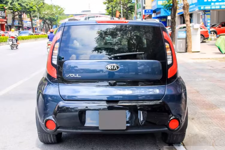 Mức giá được xem là hợp lý cho một mẫu xe gầm cao 5 chỗ nhưng đa số người mua đều lựa chọn bản đời cao, từ 2014-2016. Dù nội, ngoại thất Kia Soul còn khá đơn giản, khoang lái nhiều phím bấm cơ học, hệ thống giải trí sơ sài nhưng tổng thể chiếc xe gầm cao khá bền dáng.