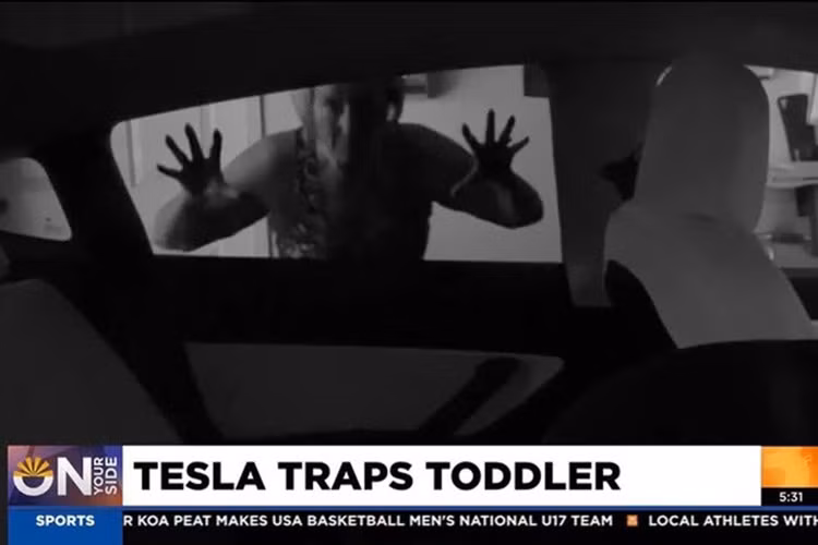 Em be 20 thang tuoi bi mac ket ben trong xe Tesla vi het dien