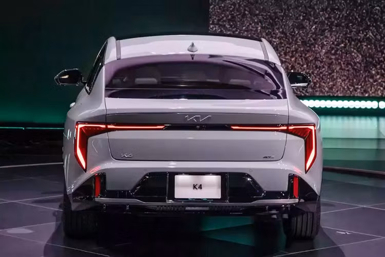 Xe sẽ chính thức được bán ra tại thị trường này vào nửa cuối năm nay. Chưa rõ sau Bắc Mỹ, Kia K4 mới có được phân phối ở những thị trường khác trên thế giới như Việt Nam để thay thế K3 hay không.