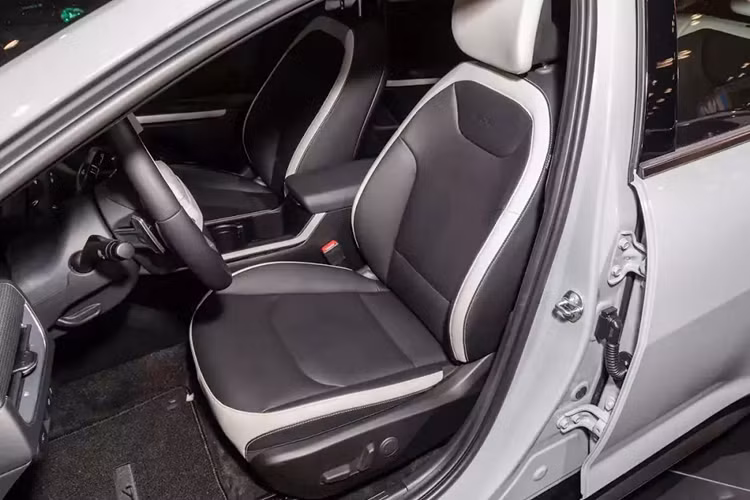 Như đã nhắc ở trên, nội thất của Kia K4 2025 đã được cải thiện về mặt không gian nhờ kích thước tăng lên. Trong đó, khoảng duỗi chân của hành khách phía sau đạt 965 mm, được hãng Kia khẳng định là rộng hàng đầu phân khúc.