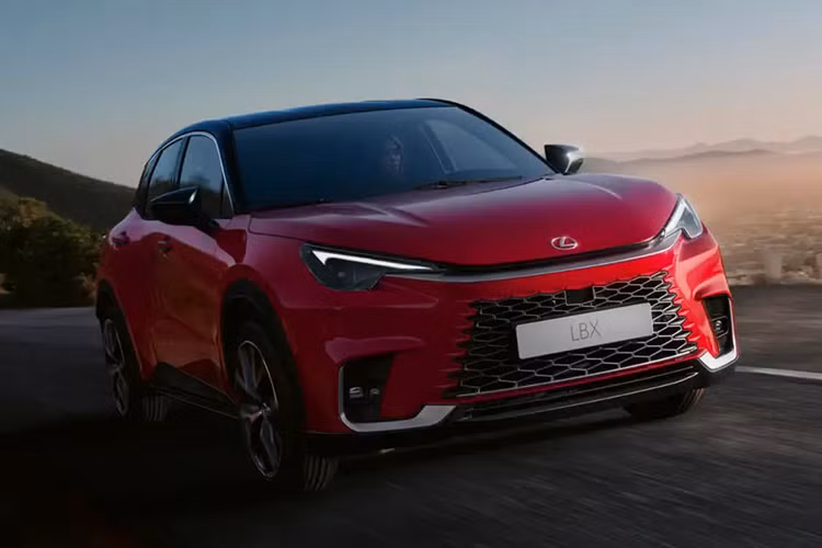 Nằm bên dưới nắp ca-pô của Lexus LBX 2024 là động cơ hybrid, bao gồm máy xăng 3 xi-lanh, hút khí tự nhiên, dung tích 1.5L, cho công suất tối đa 91 mã lực và mô-men xoắn cực đại 120 Nm. Động cơ đi kèm với mô-tơ điện mạnh 94 mã lực và 185 Nm cùng pin niken hyđrua kim loại (NiMH).