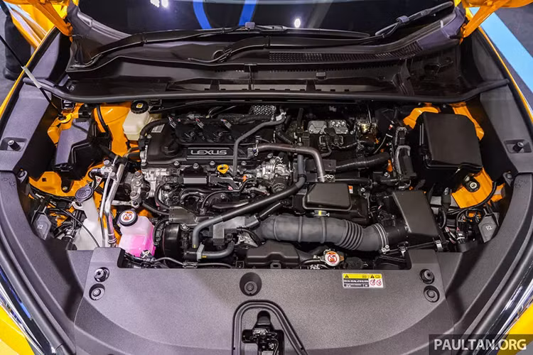 Thậm chí, hàng ghế sau của xe còn bị đánh giá là chật hơn cả Toyota Wigo và không có cửa gió điều hòa. Trong khi đó, tapi cửa sau được ốp bằng nhựa cứng không thực sự xứng với thương hiệu Lexus. Khoang hành lý của xe có thể tích 402 lít hoặc 994 lít nếu gập ghế sau.