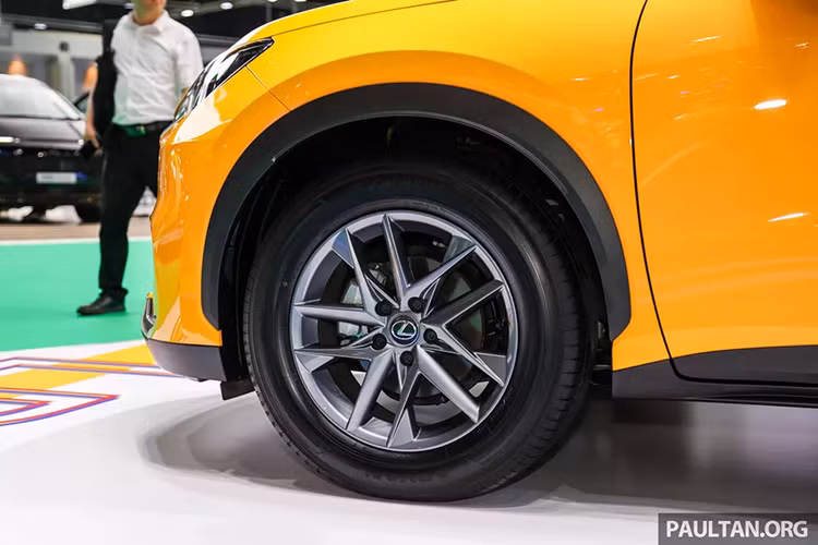 LBX là mẫu SUV có kích thước nhỏ nhất của thương hiệu Lexus tính đến thời điểm hiện tại. Xe có kích thước dài x rộng x cao lần lượt là 4.190 x 1.825 x 1.545 mm và chiều dài cơ sở 2.580 mm. Như vậy, mẫu xe này có kích thước nằm giữa 2 phân khúc SUV cỡ A và cỡ B.