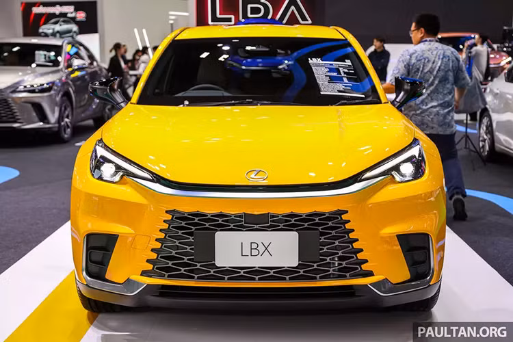 Mẫu xe SUV Lexus LBX 2024 tại thị trường Thái Lan có 2 phiên bản là Luxury và Premium với giá dao động từ 2,229 - 2,39 triệu Baht (khoảng 1,515 - 1,625 tỷ đồng). So với xe ở Philippines có giá khởi điểm 2,968 triệu Peso (1,305 tỷ đồng), mẫu SUV hạng sang này tại Thái Lan đắt hơn đáng kể.