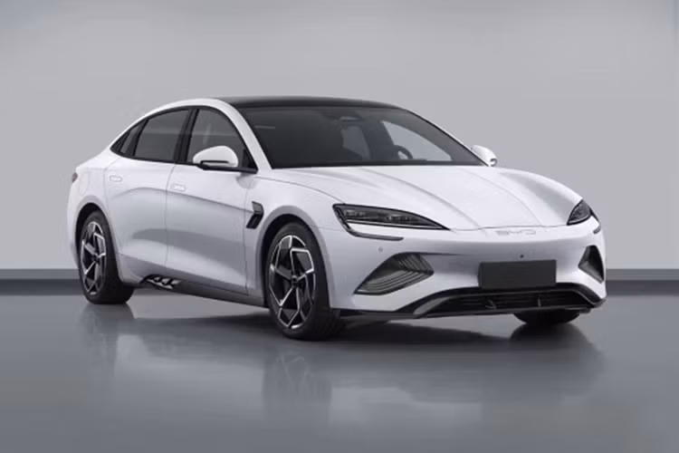 Với bản Premium RWD, mô-tơ điện nằm trên cầu sau cho công suất tối đa 313 mã lực và mô-men xoắn cực đại 360 Nm. Phiên bản này dùng pin BYD Blade 82,56 kWh nên có phạm vi di chuyển 650 km. Xe có thể dùng sạc chậm AC hoặc sạc nhanh DC 150 kW.