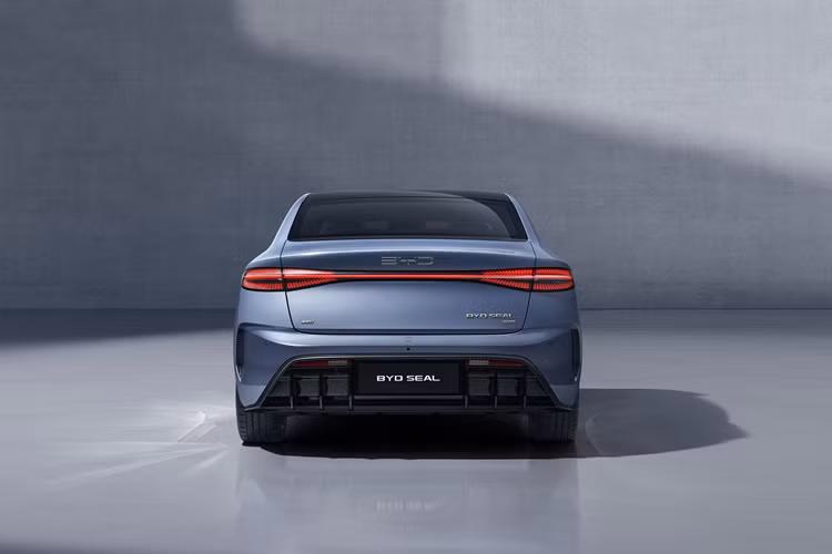 Bù lại, xe có hệ dẫn động 4 bánh AWD thay vì dẫn động cầu sau RWD. Giá bán của BYD Seal tại Thái Lan dao động từ 1,325 - 1,599 triệu Baht (khoảng 914 triệu đến 1,1 tỷ đồng). Xe BYD bán tại Việt Nam sẽ được nhập khẩu nguyên chiếc trong thời gian chờ nhà máy lắp ráp ôtô điện được xây dựng.