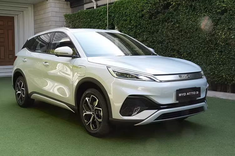Mẫu xe này có kích thước như VinFast VF7 nhưng chiều dài cơ sở lại chỉ ngang VF6. Tại thị trường Thái Lan, BYD Atto 3 được trang bị mô-tơ điện nằm trên cầu trước, tạo ra công suất tối đa 204 mã lực và mô-men xoắn cực đại 310 Nm. Mô-tơ này kết hợp với pin lithium sắt photphat (LFP) của hãng BYD với dung lượng 50,25 kWh hoặc 60,48 kWh.