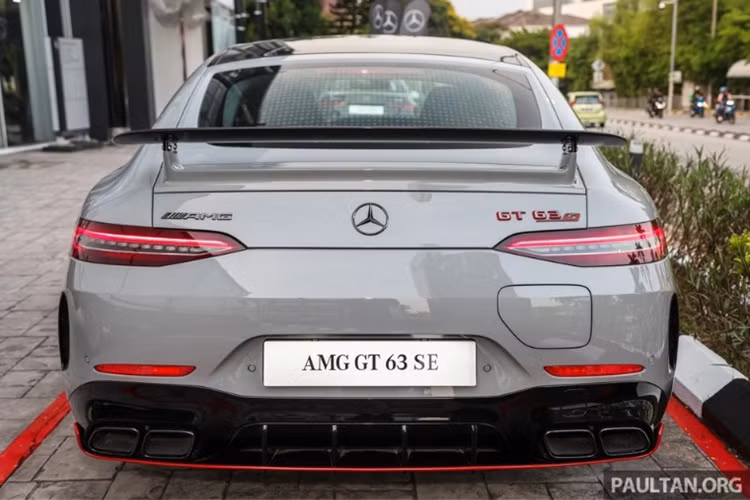 Với cơ cấu này, Mercedes-AMG GT 63 S E Performance F1 Edition có công suất tổng hợp tối đa 843 mã lực và mô-men xoắn cực đại 1.470 Nm cho khả năng tăng tốc từ 0 lên 100 km/h trong 2,9 giây, trước khi đạt vận tốc tối đa 316 km/h.