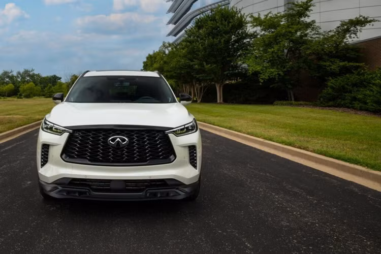 Mẫu xe SUV Infiniti QX60 2025 cũng được trang bị thêm gói Black Edition Package mới với những chi tiết màu đen giúp tăng phần dữ dằn cho ngoại thất của xe.