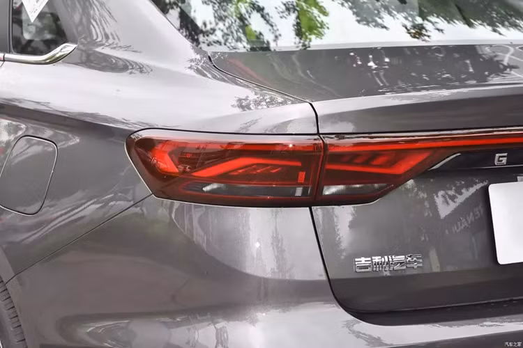 Được định vị là một mẫu sedan cỡ nhỏ nên kích thước của xe Geely Emgrand 2025 vẫn giữ nguyên so với mẫu xe hiện tại, xe có kích thước tổng thể bao gồm chiều dài, chiều rộng và chiều cao lần lượt sẽ là 4.638 mm x 1.820 mm x 1.460 mm, và chiều dài cơ sở đạt mức là 2.650 mm.