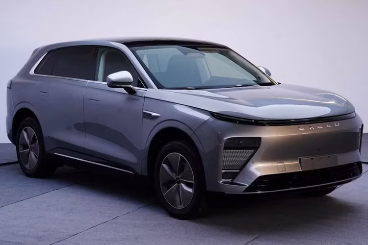 Xe có chiều dài 4955 mm, chiều rộng 1975 mm và chiều cao 1698 mm, với chiều dài cơ sở 3000 mm. Exeed Exlantix có màn hình thông tin giải trí nổi 15,6 inch và bảng đồng hồ kỹ thuật số 10,25 inch. Các nâng cấp tùy chọn bao gồm màn hình hiển thị HUD 23 inch cho một số mẫu xe, tăng thêm cảm giác cao cấp.