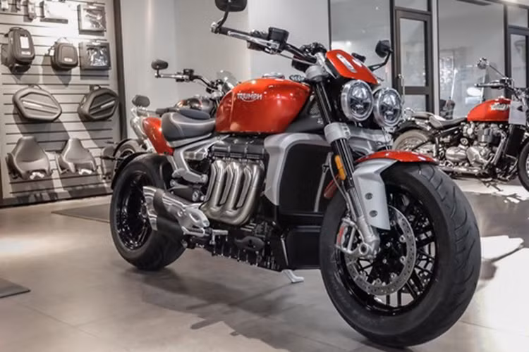 Giống với thiết kế Cruiser hiện đại như Ducati Diavel, xe có cặp vành cực lớn với bộ mâm trước có kích thước lên đến 17 inch cùng lốp 150/80 và vành sau cho kích thước lốp lên tới 240/50 đi kèm bộ mâm 16 inch.